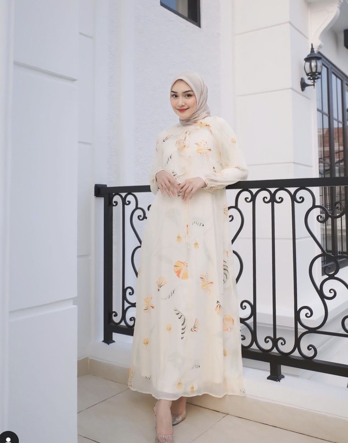 Melody Prima, Si Cantik yang Suka Foto Estetik Bareng Makanan Melody Prima, Si Cantik yang Suka Foto Estetik Bareng Makanan