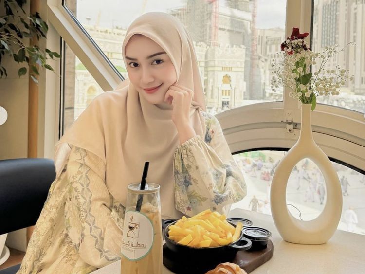 Melody Prima, Si Cantik yang Suka Foto Estetik Bareng Makanan