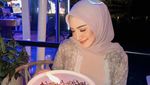 Melody Prima, Si Cantik yang Suka Foto Estetik Bareng Makanan