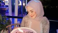 Perayaan ulang tahun Melody Prima pada 18 Januari 2024 terlihat begitu manis. Ia diberi kejutan cake cokelat dengan tulisan Happy Birthday. Foto: Instagram melodyprima