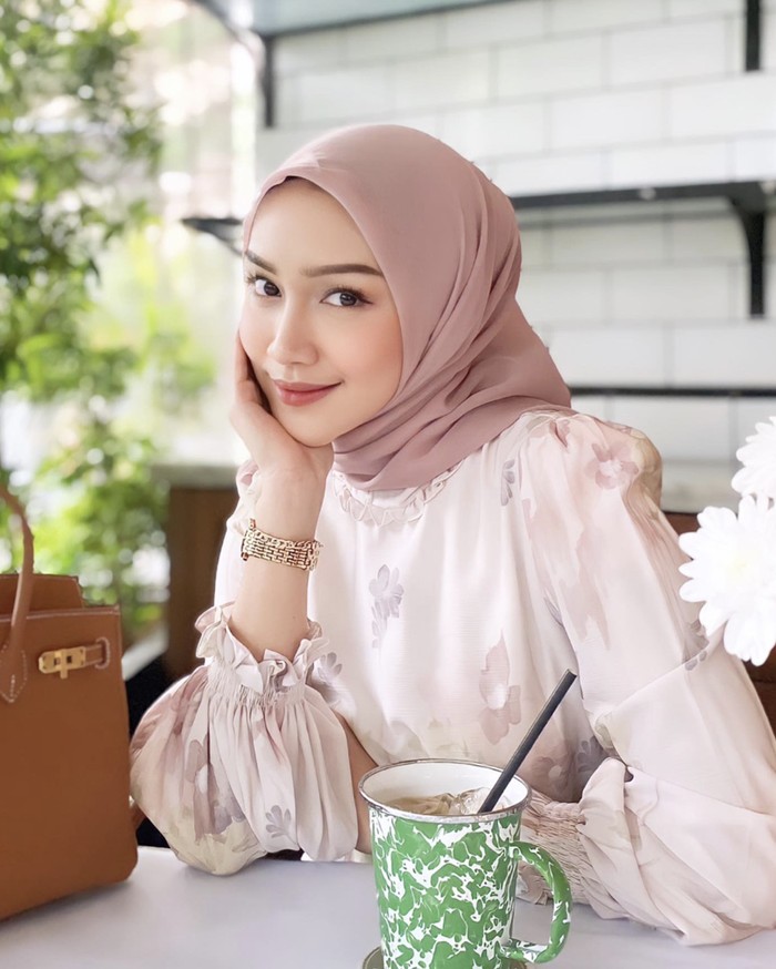 Melody Prima, Si Cantik yang Suka Foto Estetik Bareng Makanan Melody Prima, Si Cantik yang Suka Foto Estetik Bareng Makanan