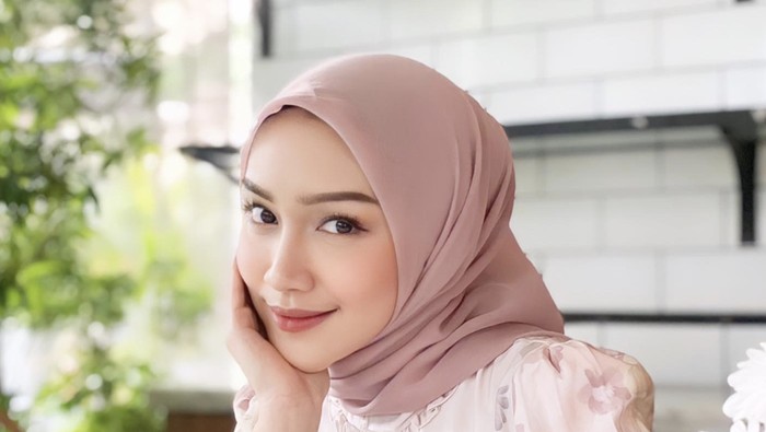 Melody Prima, Si Cantik yang Suka Foto Estetik Bareng Makanan