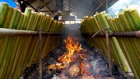 Nasi bulu atau lemang merupakan kudapan khas warga Jawa Tondano pada Lebaran Ketupat yang dirayakan satu pekan setelah Idul Fitri.