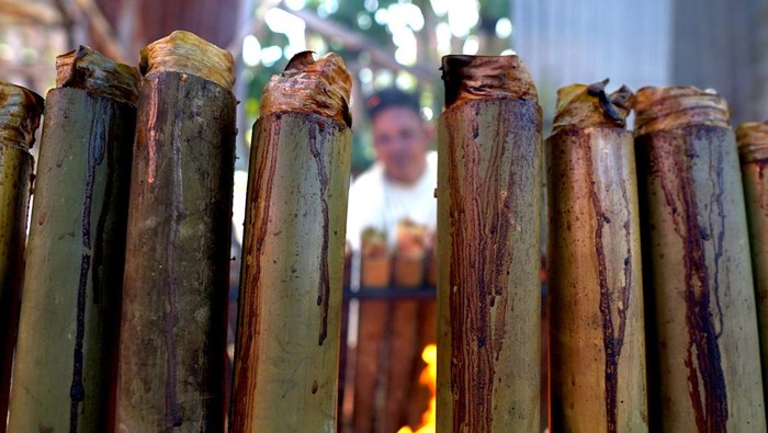 Memasak nasi lemang saat Lebaran Ketupat Seorang warga memasak nasi bulu atau lemang dengan menggunakan bara api sabut kelapa di Yosonegoro, Kabupaten Gorontalo, Gorontalo, Selasa (16/4/2024). Nasi bulu atau lemang merupakan kudapan khas warga Jawa Tondano pada Lebaran Ketupat yang dirayakan satu pekan setelah Idul Fitri. ANTARA FOTO/Adiwinata Solihin/wpa.