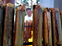 Memasak Nasi Lemang Saat Lebaran Ketupat