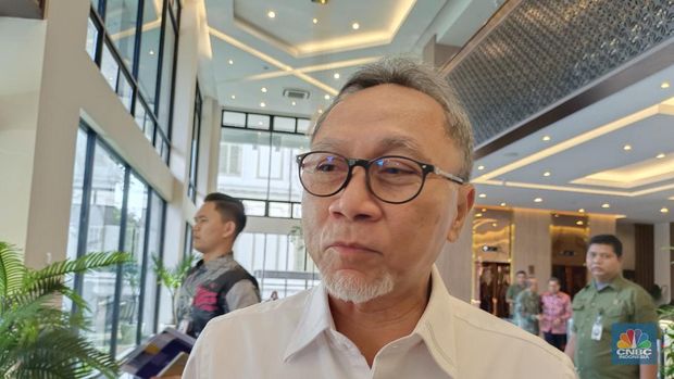 Menteri Perdagangan (Mendag) Zulkifli Hasan alias Zulhas menyatakan, batasan jumlah barang kiriman PMI yang tertuang dalam Peraturan Menteri Perdagangan (Permendag) No. 36 Tahun 2023 dihapuskan. (վ/Martyasari Rizky)