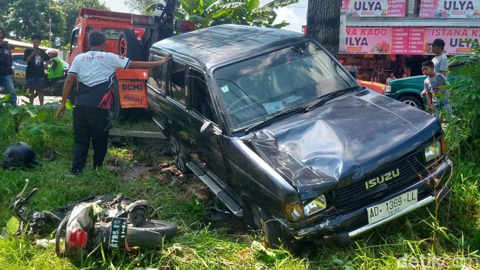 Mobil dan motor yang terlibat kecelakaan masuk ke sawah di Desa Kurung, Kecamatan Ceper, Klaten, Selasa (16/4/2024) siang.
