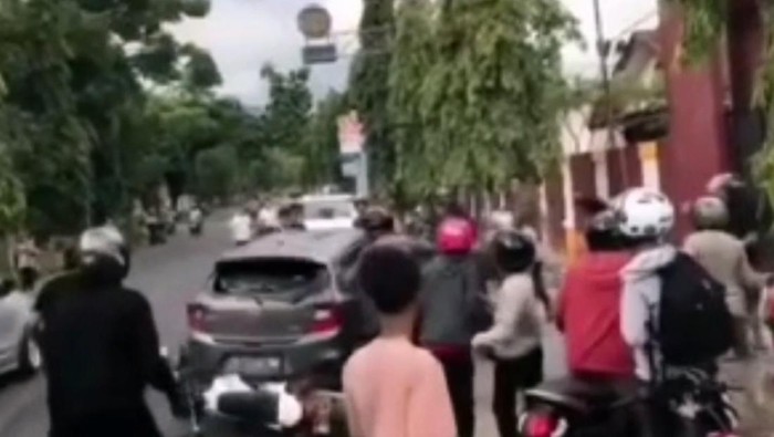 Mobil diamuk massa di depan Polres Polman. Dokumen Istimewa