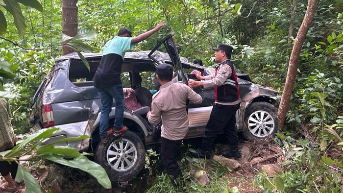 Mobil rombongan pengantar pengantin jatuh ke jurang hingga satu orang meninggal dunia