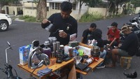 Asmar memodifikasi motor klasik Honda C70 miliknya menjadi warung kopi keliling yang mejual berbagai macam kopi ala cafe, dengan harga terjangkau mulai dari Rp15 ribu - Rp18 ribu, meskipun sederhana warung ini cukup diminati kalangan remaja.