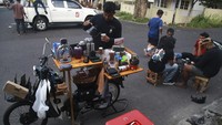 Barista Kopi Godahang menyeduh kopi saat berjualan di sekitar Stadion Gelora Kie Raha Ternate, Maluku Utara, Selasa (16/4/2024).