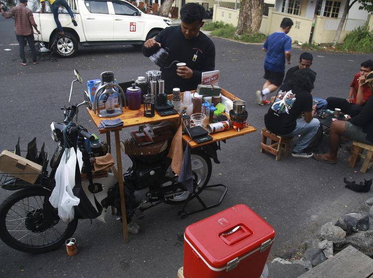 Modifikasi Unik Motor Klasik jadi Warung Kopi Keliling