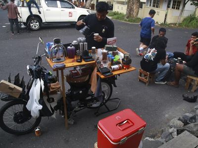 Modifikasi Unik Motor Klasik jadi Warung Kopi Keliling