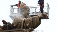 Seorang pekerja menyemprotkan air ke patung Raja Sejong di Gwanghwamun Plaza, Seoul, Korea Selatan, Selasa (16/4/2024).  