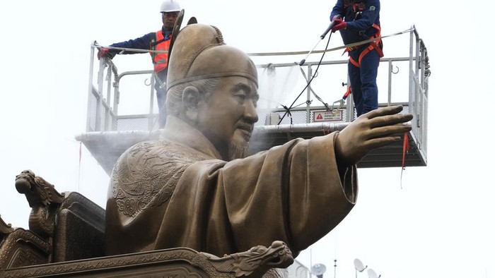 Workers clean the statue of King Sejong for a spring cleaning at the Gwanghwamun Plaza in Seoul, South Korea, Tuesday, April 16, 2024. King Sejong, the fourth king of the Joseon Dynasty (1392-1910), created the Korean alphabet, Hangul, in 1446. (AP Photo/Ahn Young-joon)