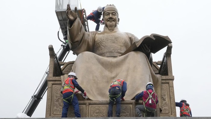 Workers clean the statue of King Sejong for a spring cleaning at the Gwanghwamun Plaza in Seoul, South Korea, Tuesday, April 16, 2024. King Sejong, the fourth king of the Joseon Dynasty (1392-1910), created the Korean alphabet, Hangul, in 1446. (AP Photo/Ahn Young-joon)