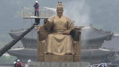 Momen Pembersihan Patung Raja Sejong, Pencipta Aksara Hangeul Korsel