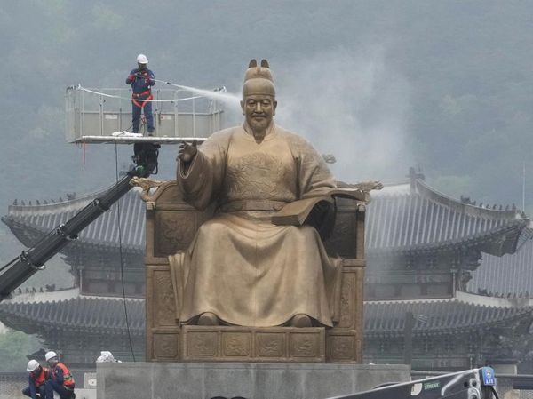 Momen Pembersihan Patung Raja Sejong, Pencipta Aksara Hangeul Korsel