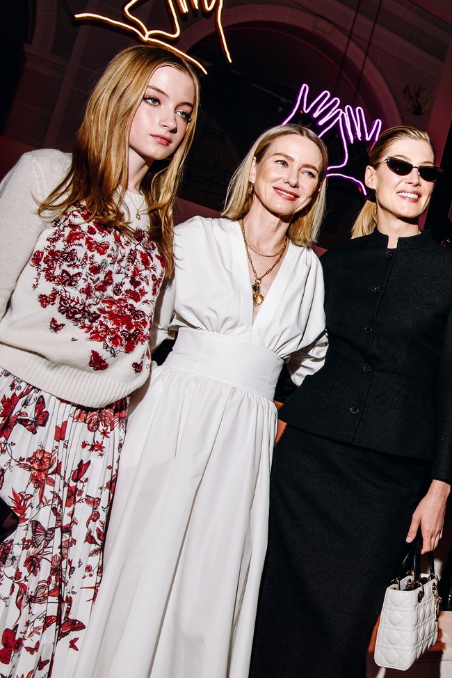 Naomi Watts sendiri tidak pernah membahas soal gender anaknya Kai. Dalam unggahan di Instagram, bintang film King Kong itu mengaku sangat beruntung menjadi ibu dari Kai. “Kamu adalah segalanya bagiku. Aku sangat beruntung menjadi ibumu. Teruslah menari dan tunjukkan kepada dunia semangatmu yang dinamis dan mulia,” tulisnya. Foto: WWD via Getty Images/Nina Westervelt