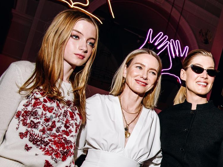 7 Foto Naomi Watts dan Anaknya yang Jarang Tersorot, Gendernya Bikin Bingung