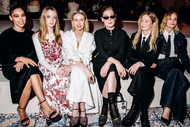 Naomi Watts menghadiri Dior Pre-Fall 2024 yang digelar di Brooklyn Museum, New York, Senin (15/4/2024). Naomi ditemani anak bungsunya Kai Schreiber. Foto: WWD via Getty Images/Nina Westervelt