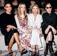 Naomi Watts menghadiri Dior Pre-Fall 2024 yang digelar di Brooklyn Museum, New York, Senin (15/4/2024). Naomi ditemani anak bungsunya Kai Schreiber. Foto: WWD via Getty Images/Nina Westervelt