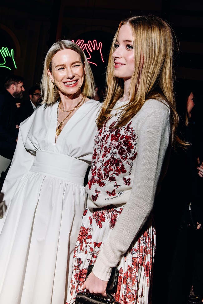 Anak dari pasangan Naomi Watts dan Liev Schreiber, Kai Schreiber, baru-baru ini secara terbuka mengumumkan identitasnya sebagai remaja transgender. Di usia 16 tahun, Kai yang lahir sebagai laki-laki, kini mengidentifikasikan diri sebagai perempuan. Foto: WWD via Getty Images/Nina Westervelt