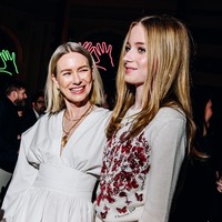 Anak dari pasangan Naomi Watts dan Liev Schreiber, Kai Schreiber, baru-baru ini secara terbuka mengumumkan identitasnya sebagai remaja transgender. Di usia 16 tahun, Kai yang lahir sebagai laki-laki, kini mengidentifikasikan diri sebagai perempuan. Foto: WWD via Getty Images/Nina Westervelt