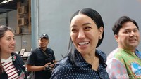 Nikita Mirzani tersenyum saat ditanya soal curhatannya mengenai kekerasan yang dialam saat menjalin hubungan mantan pacarnya. Foto: Febri/detikHOT