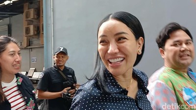 Senyum Nikita Mirzani Ingatkan Perempuan Jangan Takut Cerita Alami Kekerasan