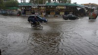 Di Provinsi Sindh, sedikitnya empat orang dilaporkan tewas akibat kecelakaan lalu lintas yang masih berkaitan dengan ruas jalanan yang digenangi banjir. Delapan orang lainnya, termasuk empat anak-anak, tewas di Provinsi Khyber Pakhtunkhwa ketika rumah-rumah ambruk akibat hujan lebat.