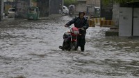 Sedikitnya delapan orang tewas di Provinsi Balochistan, termasuk tujuh orang di antaranya yang tersambar petir. Sebanyak 25 distrik di provinsi tersebut diguyur hujan dan beberapa area terendam banjir. Sekolah-sekolah di provinsi itu telah diperintahkan untuk meliburkan aktivitas belajar-mengajar pada Senin (15/4) dan Selasa (16/4) waktu setempat. Langkah ini menunda kembalinya para siswa ke sekolah setelah liburan Idul Fitri pada akhir bulan suci Ramadan.