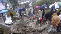 Pakistan semakin rentan terhadap pola cuaca yang tidak bisa diprediksi, serta hujan monsun yang seringkali memicu kerusakan dan biasanya terjadi pada bulan Juli. Rescue 1122 Emergency Department via AP