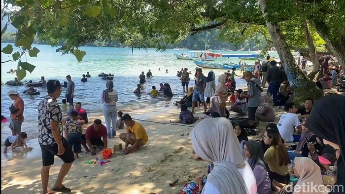 Pantai Pasir Putih Karanggongso.
