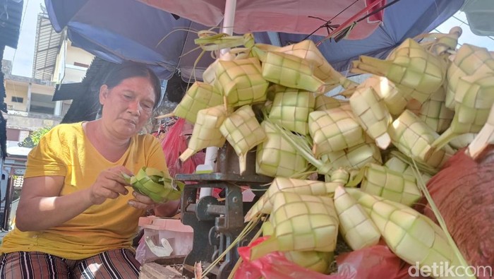 Pedagang kulit ketupat yang berjualan di Jalan Gunung Kawi, Denpasar, Bali pada Selasa (16/4/2024). (Ni Made Lastri Karsiani Putri-detikBali)