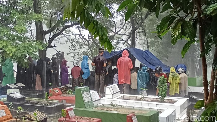 Ibu dan anak di Palembang menjadi korban pembunuhan. Hari ini, Selasa (16/4/2024), jenazahnya dimakamkan dalam satu liang di TPU Puncak Sekuning, Palembang.