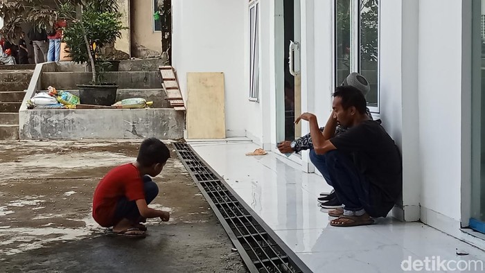 Anung dan GL menunggu jenazah Warsilah dan Farah diproses sebelum dimakamkan di Puncak Sekuning Palembang, Selasa (16/4/2024)