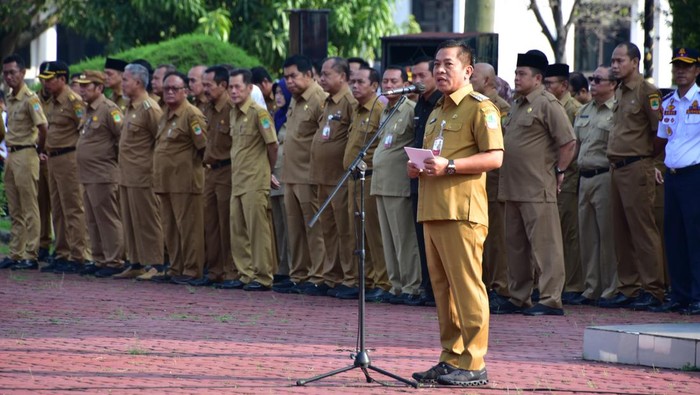 Pemerintah Daerah Kabupaten Karawang menggelar apel pagi sekaligus halal bihalal pada hari pertama masuk kerja usai libur Idulfitri 1445 H di Plaza Pemda.