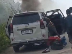 Diduga Korsleting Listrik, Mobil Pemudik Terbakar di Jalan PALI-Mura