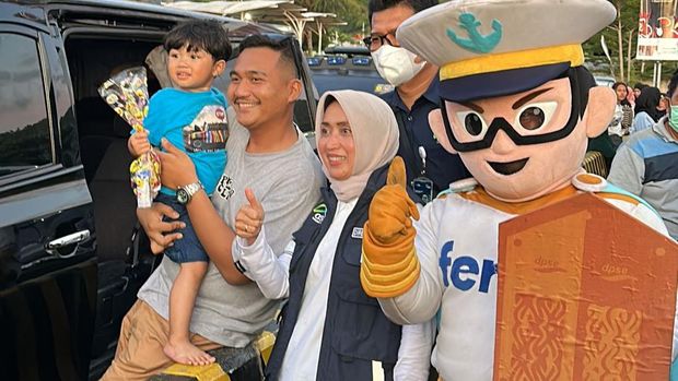 Pemudik Apresiasi Petugas Penyeberangan Ferry.