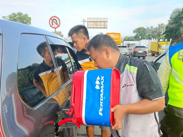 Pemudik Kehabisan Bensin di Tol, Pertamina Gercep Kirim BBM ke Lokasi
