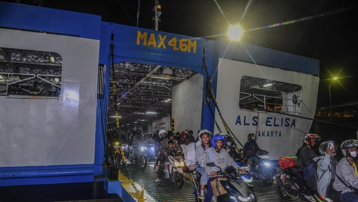Pemudik sepeda motor tiba di Pelabuhan Merak Pemudik bersepeda motor keluar dari kapal di Pelabuhan Merak, Kota Cilegon, Banten, Senin (15/4/2024). Pada H+4 Lebaran 2024, arus kendaraan pemudik sepeda motor dari wilayah Pulau Sumatera yang kembali ke Pulau Jawa melalui Pelabuhan Merak tersebut terpantau ramai lancar. ANTARA FOTO/Muhammad Bagus Khoirunas/YU