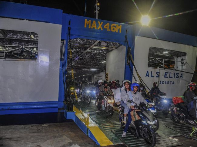 Pemudik sepeda motor tiba di Pelabuhan Merak