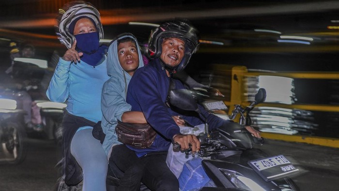 Pemudik bersepeda motor keluar dari kapal di Pelabuhan Merak, Kota Cilegon, Banten, Senin (15/4/2024). Pada H+4 Lebaran 2024, arus kendaraan pemudik sepeda motor dari wilayah Pulau Sumatera yang kembali ke Pulau Jawa melalui Pelabuhan Merak tersebut terpantau ramai lancar. ANTARA FOTO/Muhammad Bagus Khoirunas/YU