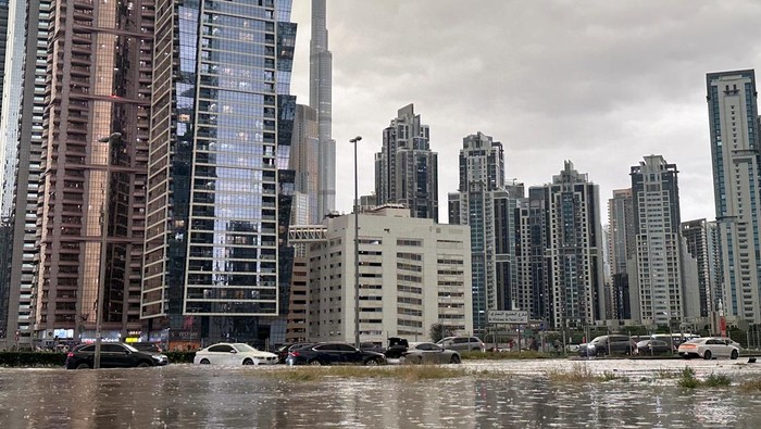 Penampakan Banjir Merendam Jalan-jalan di Dubai Usai Hujan Deras A general view of floods caused by heavy rains, with the Burj Khalifa tower visible in the background, in Dubai, United Arab Emirates, April 16, 2024. REUTERS/Abdelhadi Ramahi