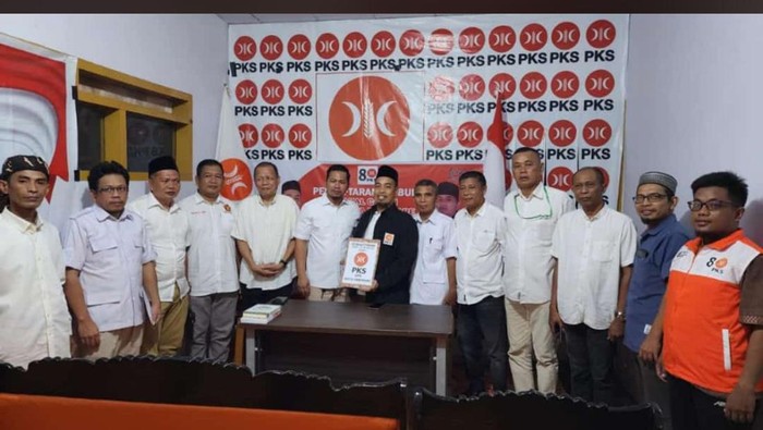 Pengembalian formulir Ketua Gerindra Parepare Surianto di Kantor PKS Pareapare.