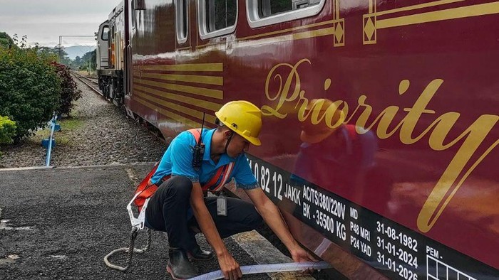 Pengisian air di toilet kereta api