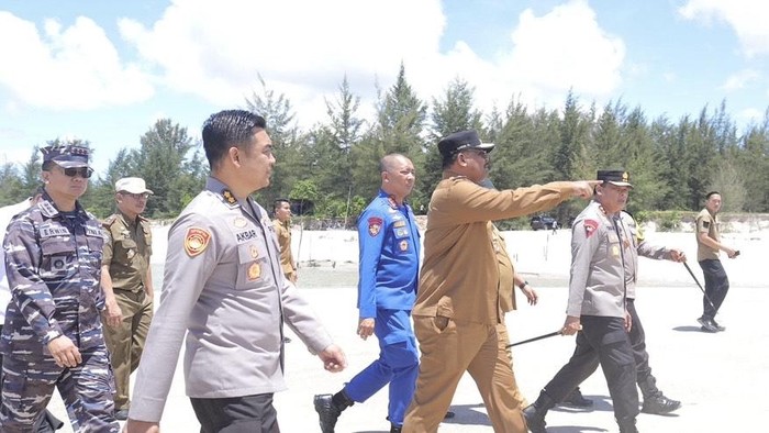 Penjabat Gubernur Bangka Belitung (Babel) Safrizal ZA meninjau Muara Air Kantung, Pelabuhan Jelitik Sungailiat, Kabupaten Bangka. Sidak ini untuk menindaklanjuti keluhan nelayan atas pendangkalan muara tersebut.
