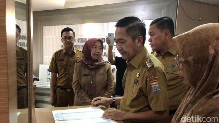 Penjabat Wali Kota Palembang Ratu Dewa sidak kantor Disdukcapil Palembang di hari pertama masuk kerja usai libur Lebaran