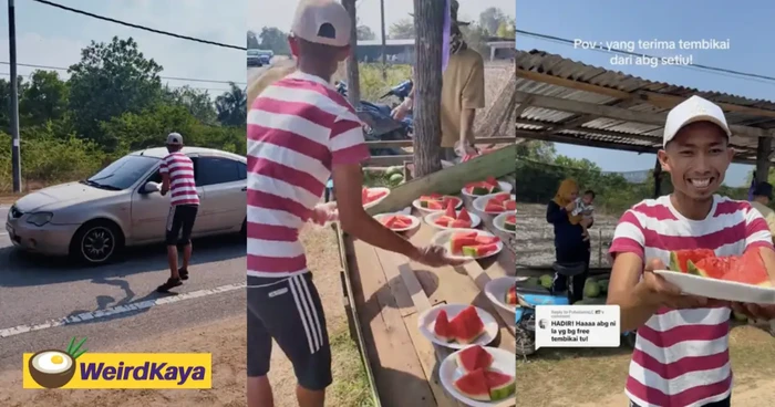 Penjual semangak membagikan dagangannya untuk pemudik yang kejebak macet